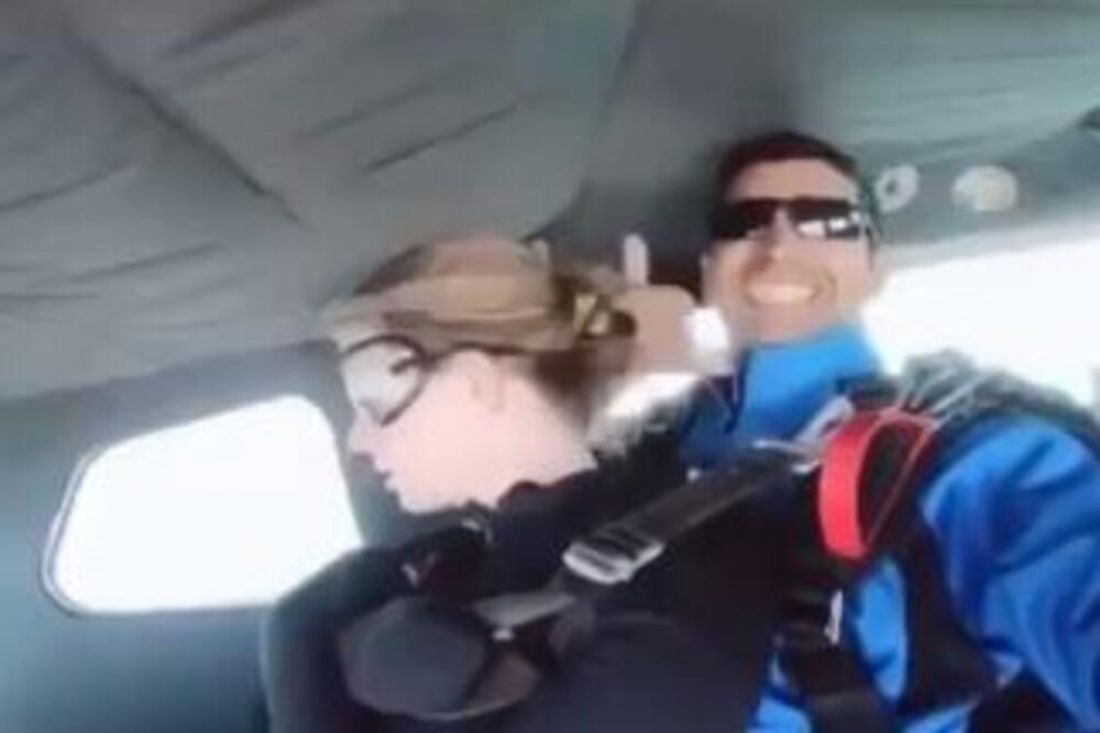 SKOČIO IZ AVIONA SA DEVOJKOM, PA URADIO SULUDU STVAR: Ona počela da VRIŠTI, LJUDI GLEDAJU U JEDNOM DAHU (VIDEO)