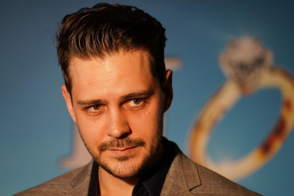 OTKRIVENO KOLIKO MILOŠ BIKOVIĆ ZAPRAVO ZARAĐUJE: Od OVAKVE CIFRE će SRBI DA PADNU U NESVEST