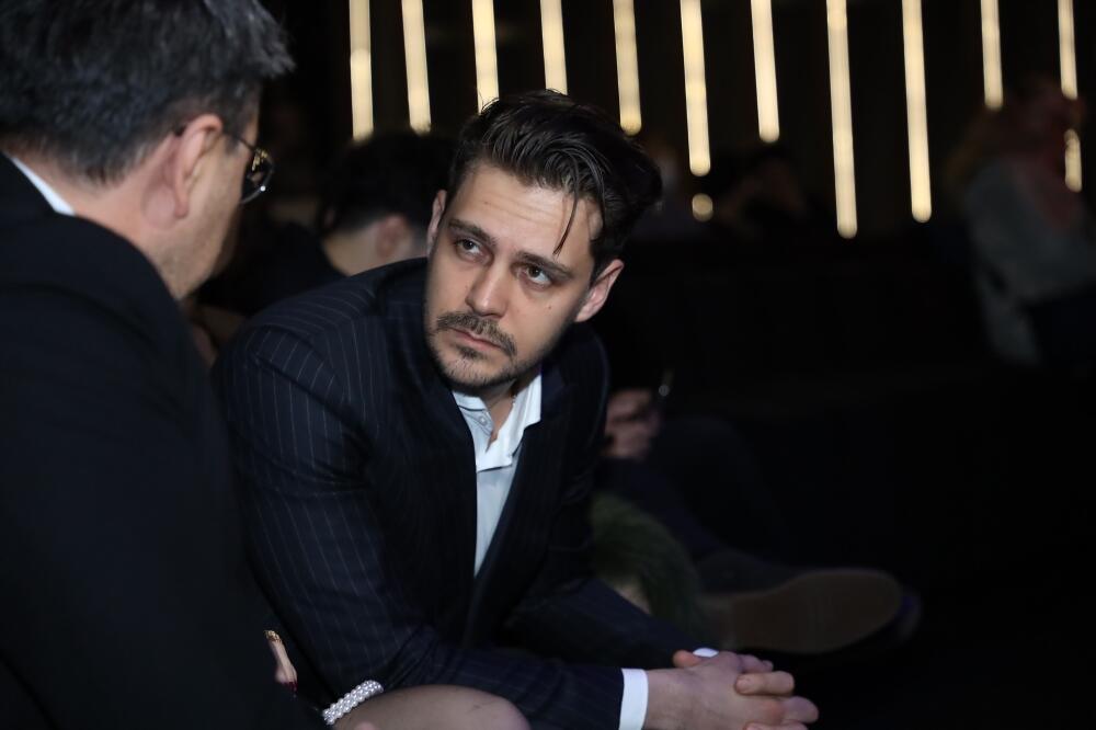 MILOŠ BIKOVIČ SE NAŠAO U AVIONU KOJI PADA