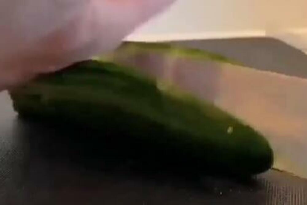 POGLEDAJTE ŠTA JE URADIO SA KRASTAVCEM: Stavio ga je u KESU, nakon par dana ZATEKAO JE OVU STVAR (HIT VIDEO)