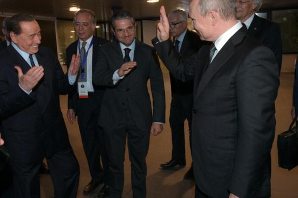 PUTIN I BERLUSKONI SU BILI VELIKI PRIJATELJI: Italijan branio POTEZE ruskog lidera, razmenjivali i "SLATKE PORUKE"