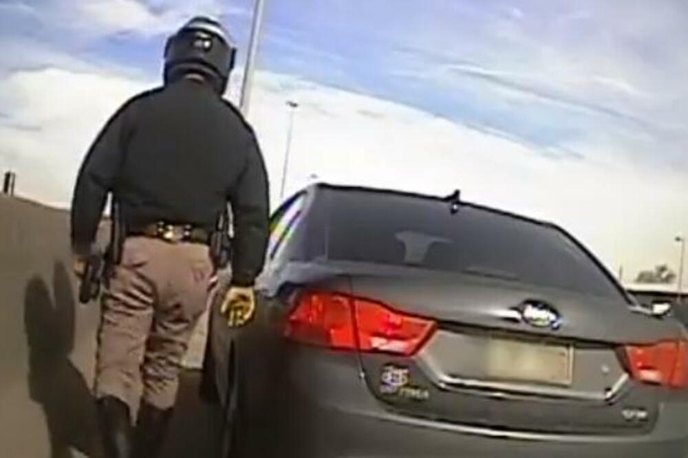 POLICAJAC UMALO OSTAO BEZ GLAVE NA DUŽNOSTI: Pogledajte šta mu se desilo dok je LEGITIMISAO JEDNOG VOZAČA, HOROR