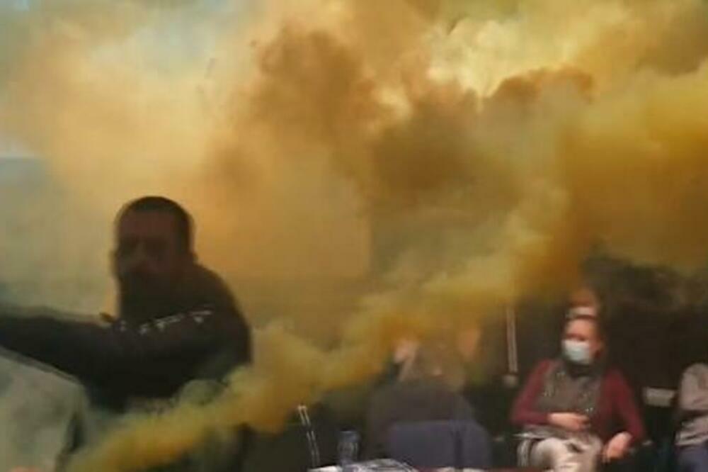 DIMNIM BOMBAMA PREKINUTA SEDNICA GUP: Oglasio se Vučević