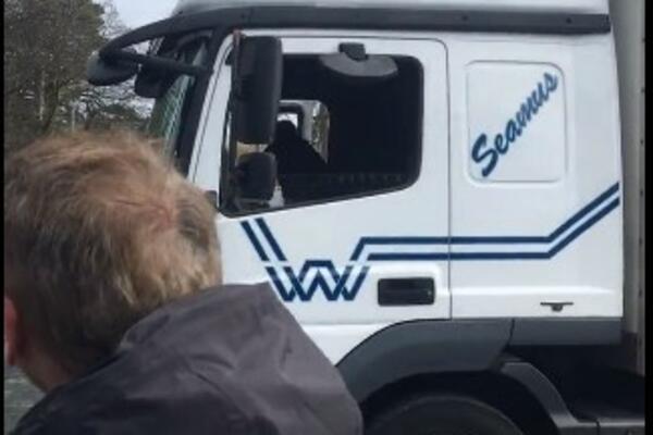 ZALETEO SE KAMIONOM NA KAPIJU RUSKE AMBASADE: Istraga je u toku! (VIDEO)