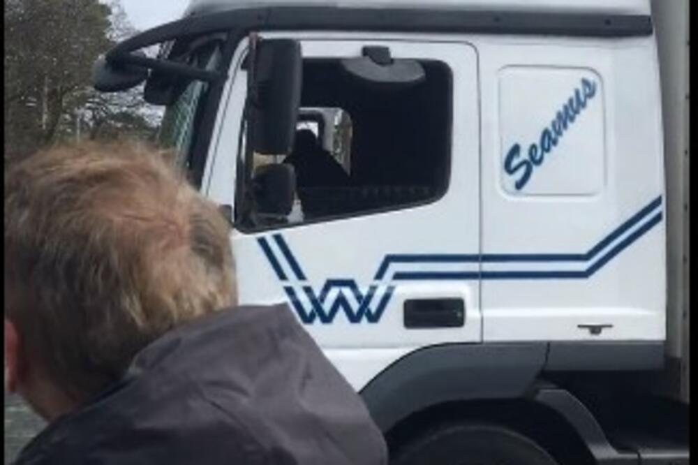 ZALETEO SE KAMIONOM NA KAPIJU RUSKE AMBASADE: Istraga je u toku! (VIDEO)