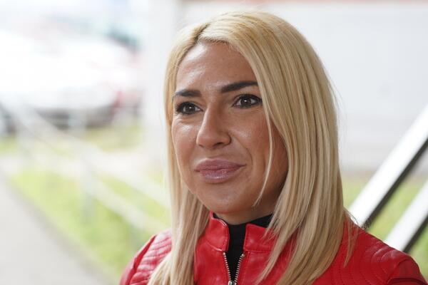 JOVANA JEREMIĆ DOBILA POKLON OD POZNATOG MUŠKARCA! Uletela kao furija sa sve KUTIJOM, pa pokazala SVOJU LJUBAV