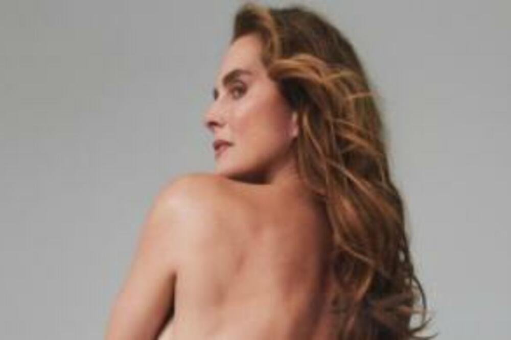 GLUMICA U TOPLESU RASPAMETILA MUŠKARCE: Slikala se GOLA i pokazala kakve ima, POTEZOM RUKE DOVELA DO VRHUNCA (FOTO)