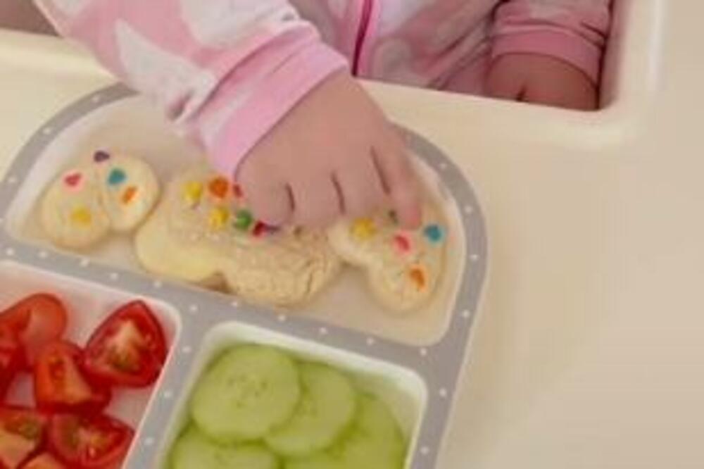 DETETU SERVIRALA VEČERU SA BEZOBRAZNOM PORUKOM: Zbog toga je 3 miliona ljudi smatra NEVASPITANOM (VIDEO)