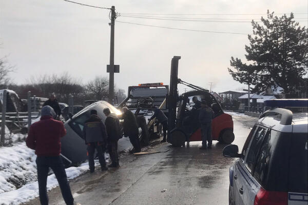 PREŠLA U DRUGU TRAKU, PA SE ZAKUCALA U "AUDI": Povređena žena i 3 dece u stravičnom sudaru kod Čačka! (FOTO)