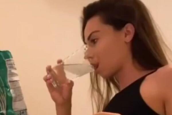 ODVRATAN PRIZOR: Devojka pokazala kako koristi WC ŠOLJU I ZGADILA 4 MILIONA LJUDI, FUJ!