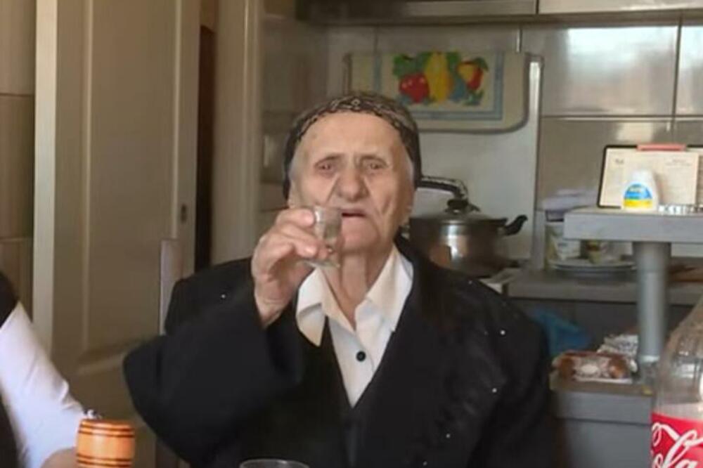 BAKA ZORKA JE NAPUNILA 104 GODINE, A NE MOŽE DA ŽIVI SAMO BEZ JEDNE STVARI: I danas to praktikuje! (VIDEO)