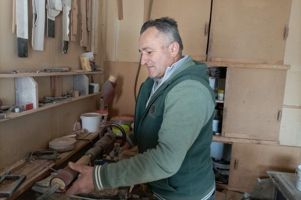 OSTAO BEZ POSLA PA SE POSVETIO ZANATU: On je novovaroški Đepeto, pravi jedinstvene drvene igračke! (FOTO)
