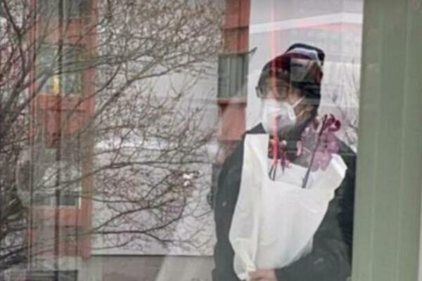 SLIKA DANA! Kavaljeri ipak postoje?(FOTO)