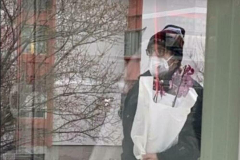 SLIKA DANA! Kavaljeri ipak postoje?(FOTO)