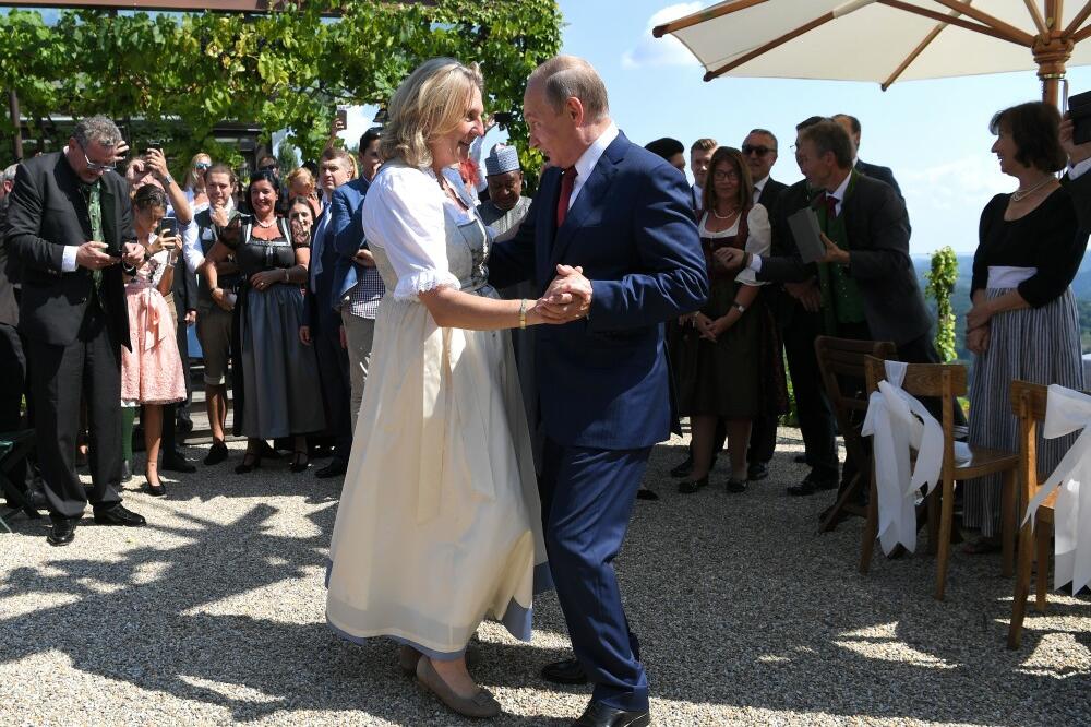 "MOJ ŽIVOT JE VEĆ UNIŠTEN": Bivša ministarka Austrije koja je plesala sa PUTINOM na svadbi u VELIKOM PROBLEMU?