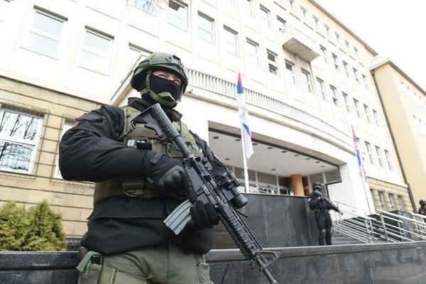 OPTUŽENI ZA ZVERSKA UBISTVA STIGLI U ZGRADU SUDA, KLUPKO OKO BELIVUKA SE ODMOTAVA! Žandarmerija pod punom opremom