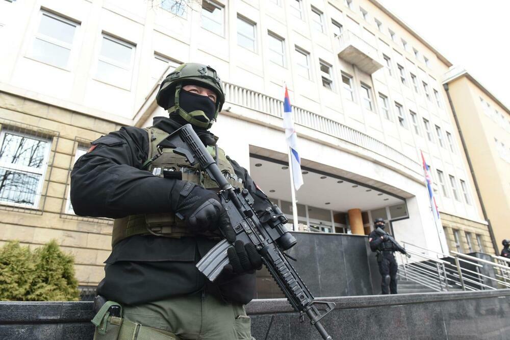 OPTUŽENI ZA ZVERSKA UBISTVA STIGLI U ZGRADU SUDA, KLUPKO OKO BELIVUKA SE ODMOTAVA! Žandarmerija pod punom opremom