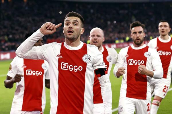 NAVIJAČI AJAKSA CITIRALI MITRA MIRIĆA: Pružili podršku Tadiću transparentom na srpskom jeziku! (FOTO)