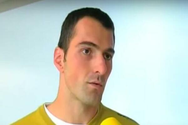 OVO JE GOLMAN PARTIZANA KOJI JE POKUŠAO DA SE UBIJE PIŠTOLJEM! Mladen je pucao sebi 2 puta u grudi i 1 u butinu!