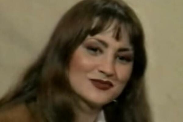 DANAS JE VRHUNSKA RIBA, VATRENA JE PLAVUŠA I VELIKA PEVAČKA ZVEZDA U SRBIJI? Znate li ko je na FOTKI?