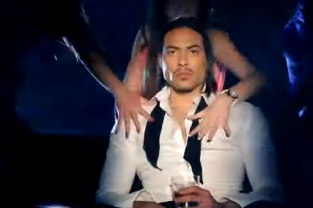 SKRATIO JE KOSU I SADA JE JOŠ BOLJI FRAJER! Pre 10 godina pojavio se u Tininom spotu i POMUTIO razum ženama! (FOTO)