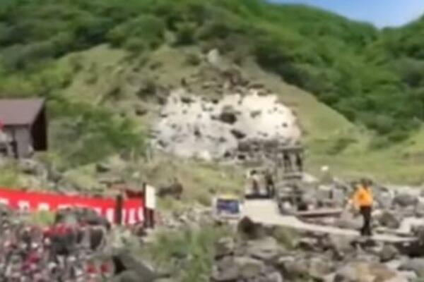 VERUJU DA TA STENA DONOSI NAJVEĆE ZLO SVAKOM KO JE DOTAKNE: A sada je PRONAĐENA RASCEPANA NA 2 DELA! (FOTO)