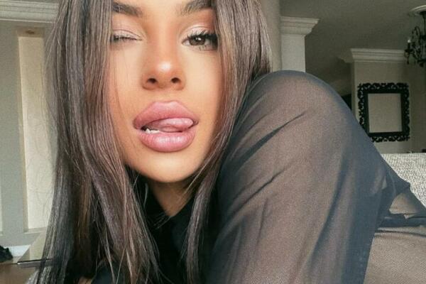 SKINULA SE VRELA DEVOJKA ČUVENOG FUDBALERA: Pozirala gotovo SKROZ GOLA ispred ogledala! AUU KOLIKO JE DOLE OBDARENA