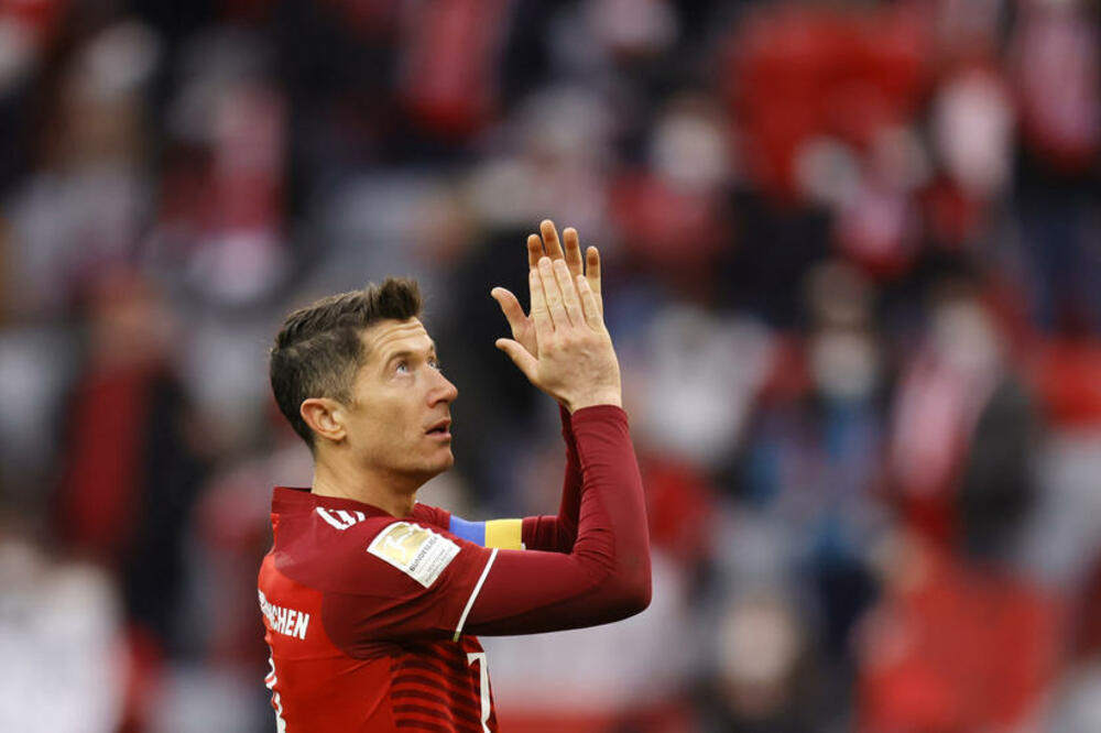 POČASNI PREDSEDNIK SMIRUJE SITUACIJU! "Garantujem 100 odsto da ostaje u Bajernu"