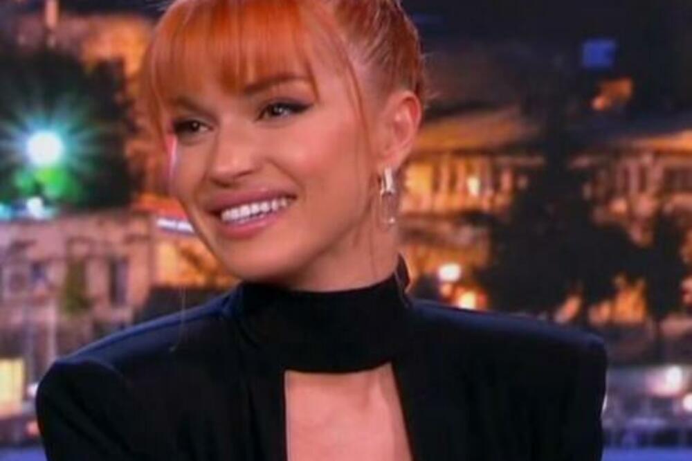 TEODORA DŽEHVEROVIĆ SE OBUKLA U BABA MRAZICU: Nastale VRELE FOTKE, baš je ZGODNA