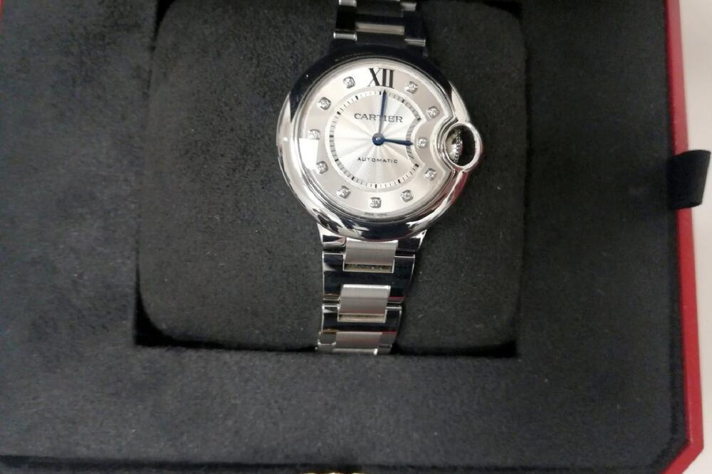 KINESKI DRŽAVLJANIN UHVAĆEN NA AERODROMU: Pokušao da prokrijumčari satove vredne više od 12.000 evra! (FOTO)