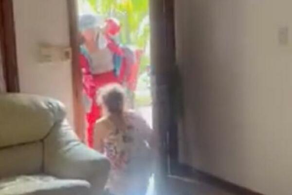 MESECIMA NIJE VIDELA MAJKU, A ONDA JE ZATEKLA OVO NA VRATIMA: Od šoka završila je BEZ SVESTI (VIDEO)