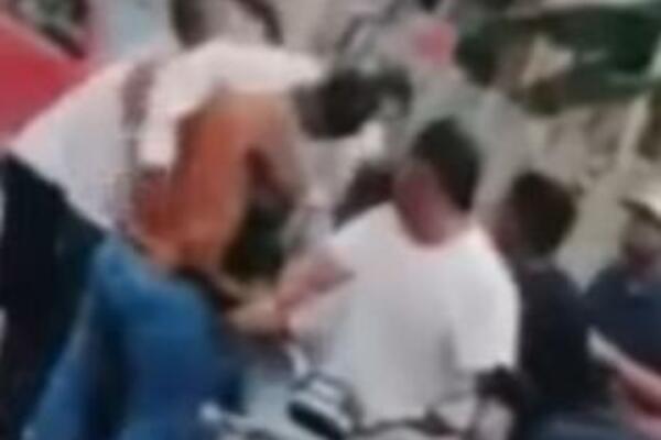 POGLEDAJTE NAJMUČNIJU SCENU SA SAHRANE IKADA: Izvadili druga iz KOVČEGA, pa sa MRTVIM TELOM NAPRAVILI OVO (VIDEO)