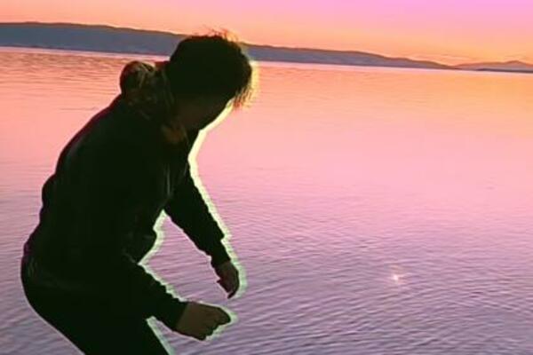 SRPSKI PEVAČ KAO OD MAJKE ROĐEN: Vidi mu se svaki MIŠIĆ na telu, brutalno je ZGODAN, a tek da vidite DETALJ GORE!