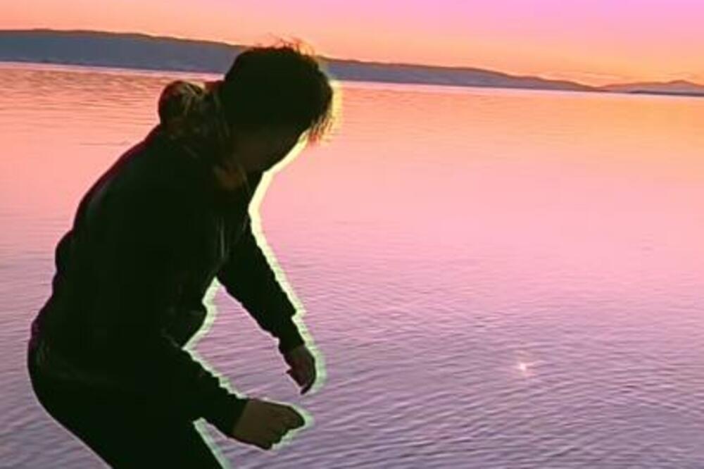 SRPSKI PEVAČ KAO OD MAJKE ROĐEN: Vidi mu se svaki MIŠIĆ na telu, brutalno je ZGODAN, a tek da vidite DETALJ GORE!