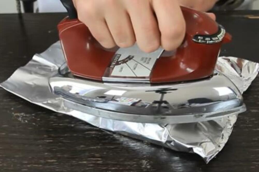 TRIK SA FOLIJOM I PEGLOM RASPAMETIO DOMAĆICE: Uradite OVO i NAPRAVITE improvizovani TOSTER (VIDEO)