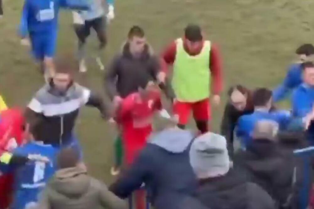 NEZAPAMĆENA TUČA! Ovo ima samo u Srbiji, makljali se fudbaleri, navijači - ne zna se ko koga udara! (VIDEO)