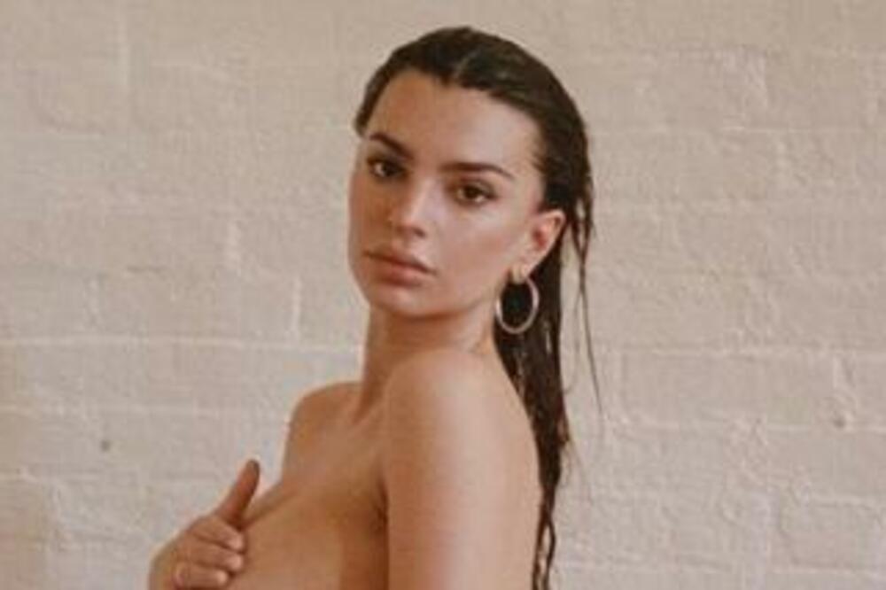 GOLA GOLCIJATA SE SLIKALA U KADI, OPRUŽILA SE KOLIKO JE DUGA, PA SE ZAIGRALA: Ovo je žestok po*nić, NIJE ZA MLAĐE