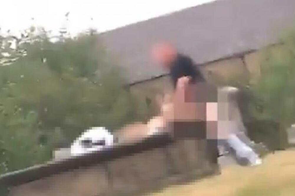 ŠTA LI RADE OVO DVOJE NASRED GROBLJA?! Položio DEVOJKU na SPOMENIK, PA SE BACIO U AKCIJU (VIDEO 18+)