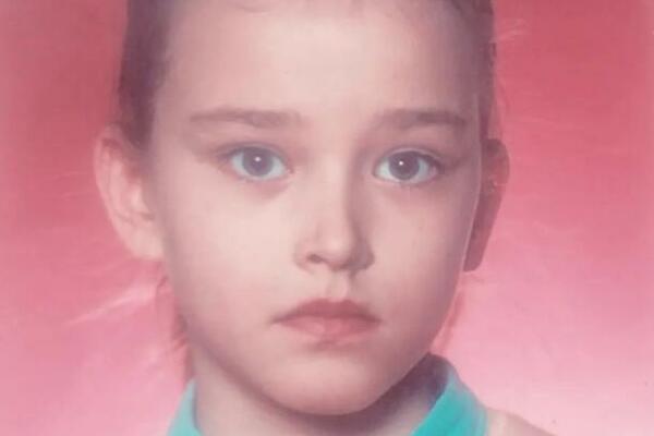 OVA SLATKA DEVOJČICA JE DANAS ŽENA POZNATOG FUDBALERA! Svojim potezima je uvek u FOKUSU! Da li je prepoznajete?