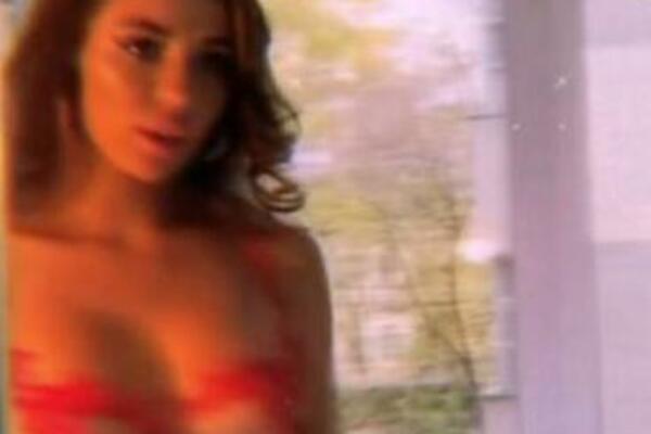 ANA SE SKINULA U CRVENE TANGE PRED KOMŠILUKOM: Izašla GOLA NA PROZOR, OVAKVU DO SAD NISTE VIDELI (FOTO)