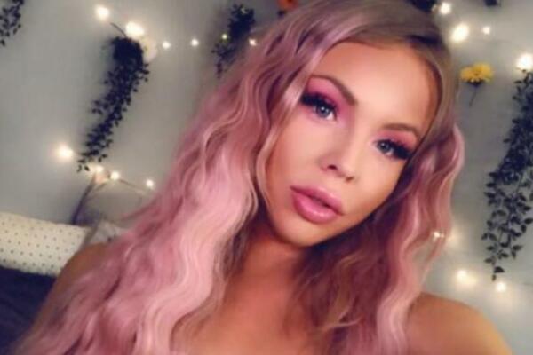 ZARAĐUJE 700.000 EVRA MESEČNO OD GRICKANJA I LIZANJA: A svi NAČISTO POLUDE KADA URADI OVO (VIDEO)