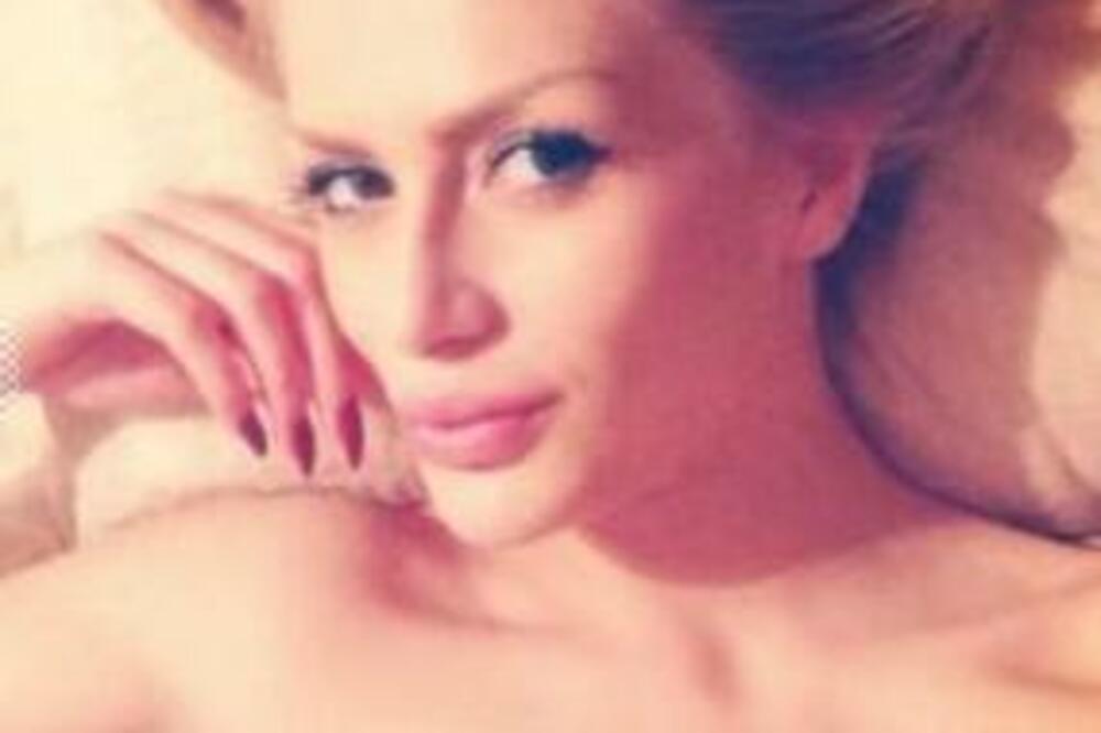 SRPSKA STARLETA TREBALA DA ZADOVOLJI VLASTITOG OCA, PLATILI JOJ DA DOĐE: Skandala se i DAN DANAS SVI SEĆAJU