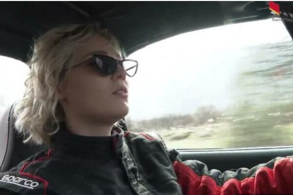 VOLI ZVUK JUGA I KAD ŠKRIPE GUME: Anđela ruši STEREOTIPE i živi SAN mnogih MUŠKARACA! (FOTO)