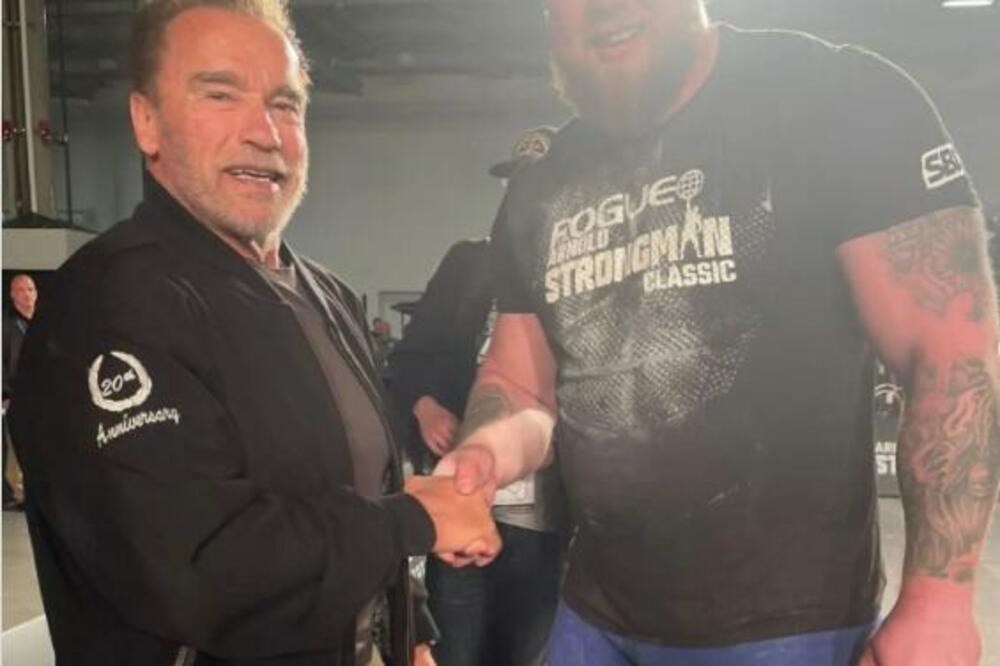 ŠVARCENEGER PORED NJEGA IZGLEDA KAO PATULJAK! "Terminator" se družio sa najjačim čovekom na svetu! (FOTO)