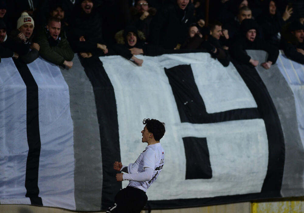 Nemanja Jović slavi sa Grobarima