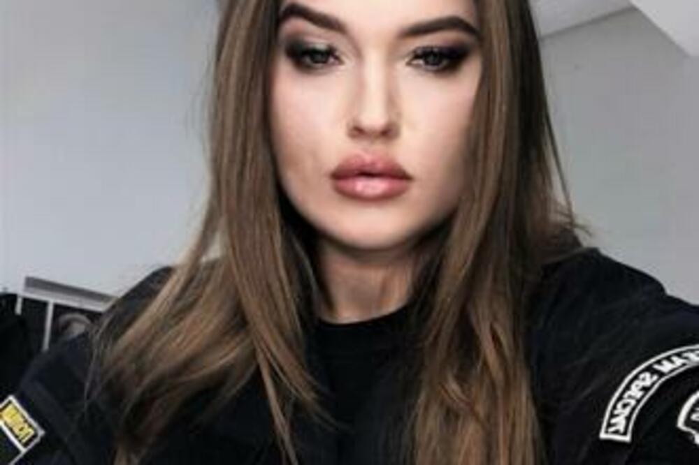 UKRAJINKA U UNIFORMI ZAPALILA MUŠKI ROD: Kada vidite KOLIKE IMA, MOLIĆETE DA VAS UHAPSI (FOTO)