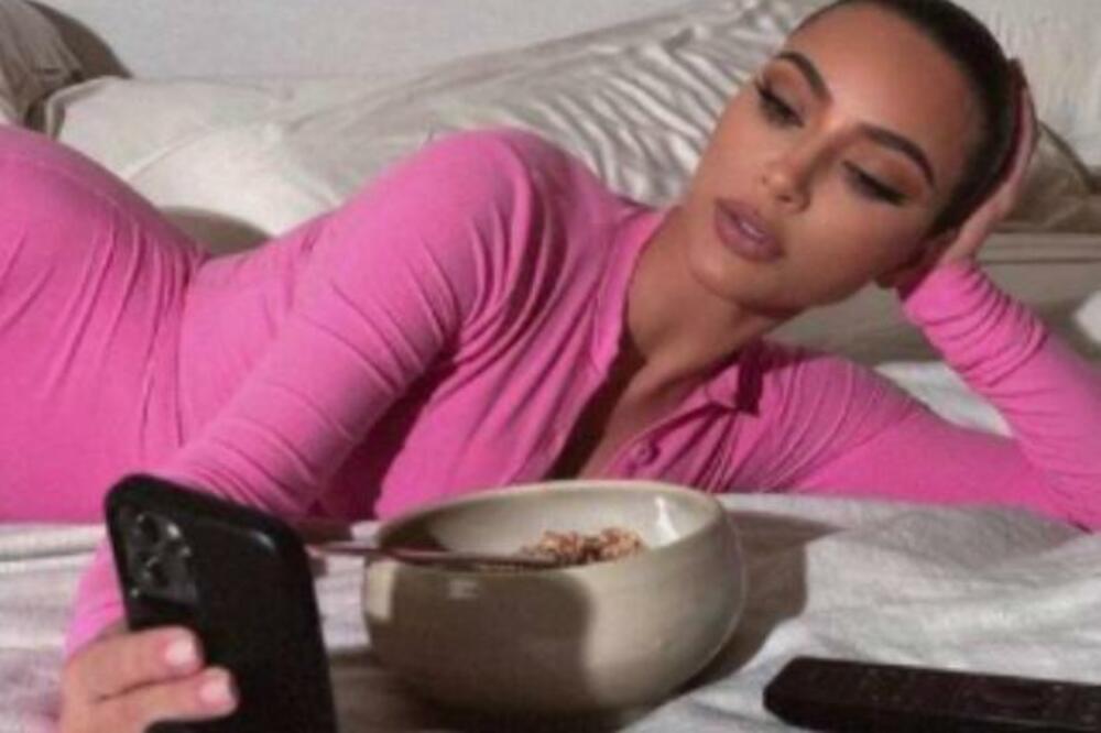 OŠIŠANA NA "MUŠKU" FRIZURU, ZAROZANA I SA CIGARETOM U RUCI: Vatrena BRINETA NEPREPOZNATLJIVA, ljudi TRLJAJU OČI