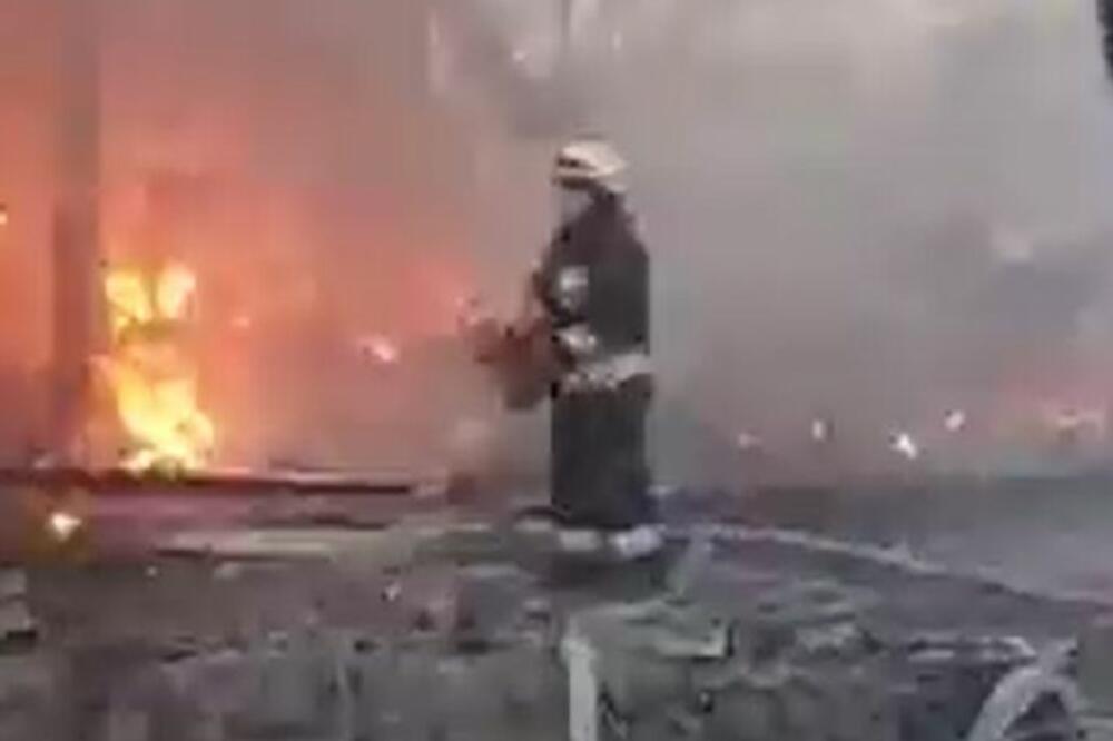 TRI VAZDUŠNA UDARA NA GRAD DNJEPAR:Uništena zgrada, poginula najmanje jedna osoba, snimak ledi krv u žilama (VIDEO)