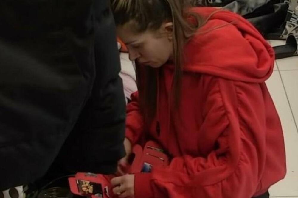 OPET NEKI RITUAL?! Evo šta je Dalila radila sa fotkama nje i Cara, internet GORI zbog ovoga! (VIDEO)