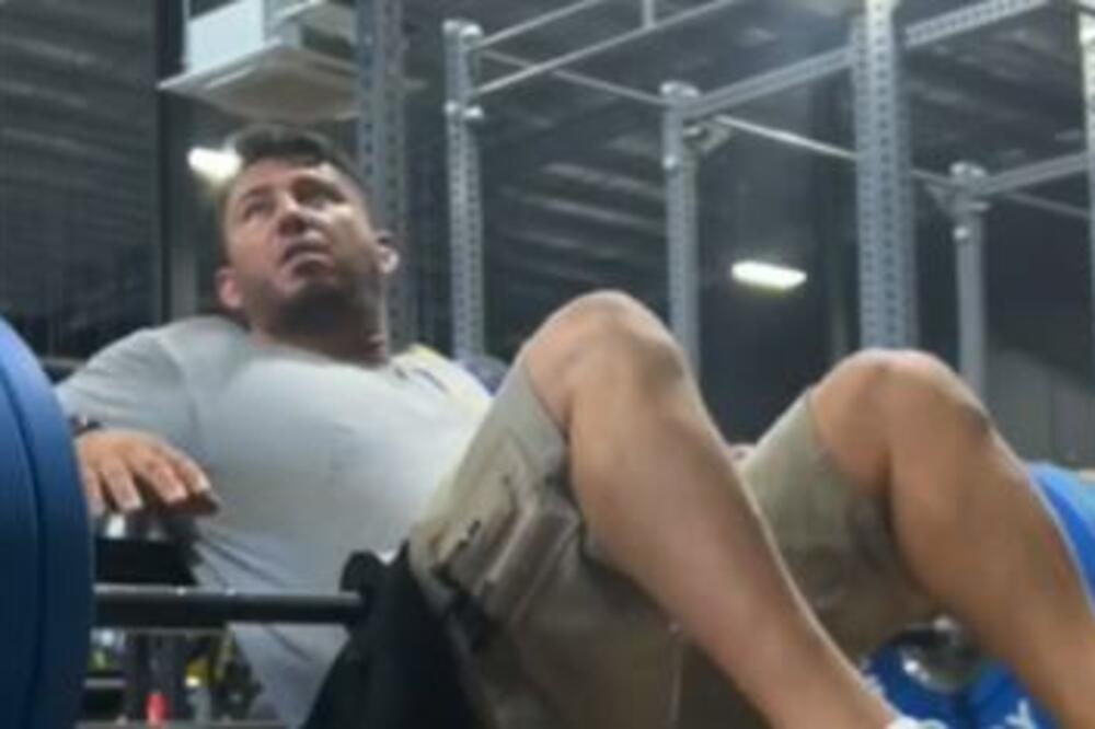 DEVOJKA GA DIZALA, PA REŠIO DA I ON POKUŠA ISTO: Usudio se na OVO, pa se IZBLAMIRAO ZA MEDALJU (VIDEO)